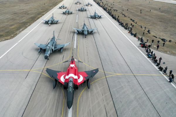 MSB’den görkemli paylaşım: F-4E/2020 savaş uçaklarının ‘Fil Yürüyüşü’